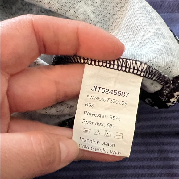 Stylish Black and White Plaid Women's Crop Top - Picture 3 of 3